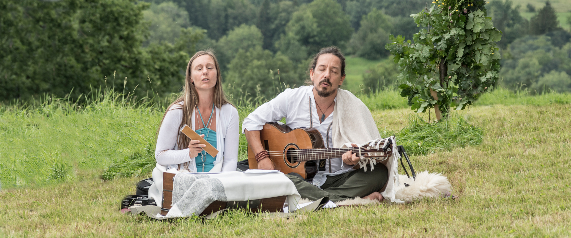 Atma Simrit und Karambir musizieren gemeinsam in der Natur